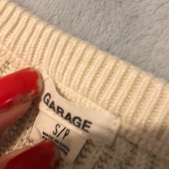 (s) white sweater with slits on shoulders - Picture 2 of 3